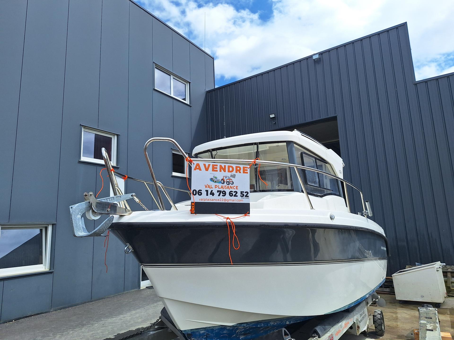 slider 1 Parker  660 Pilothouse